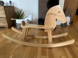 Neuwertiges Schaukelpferd