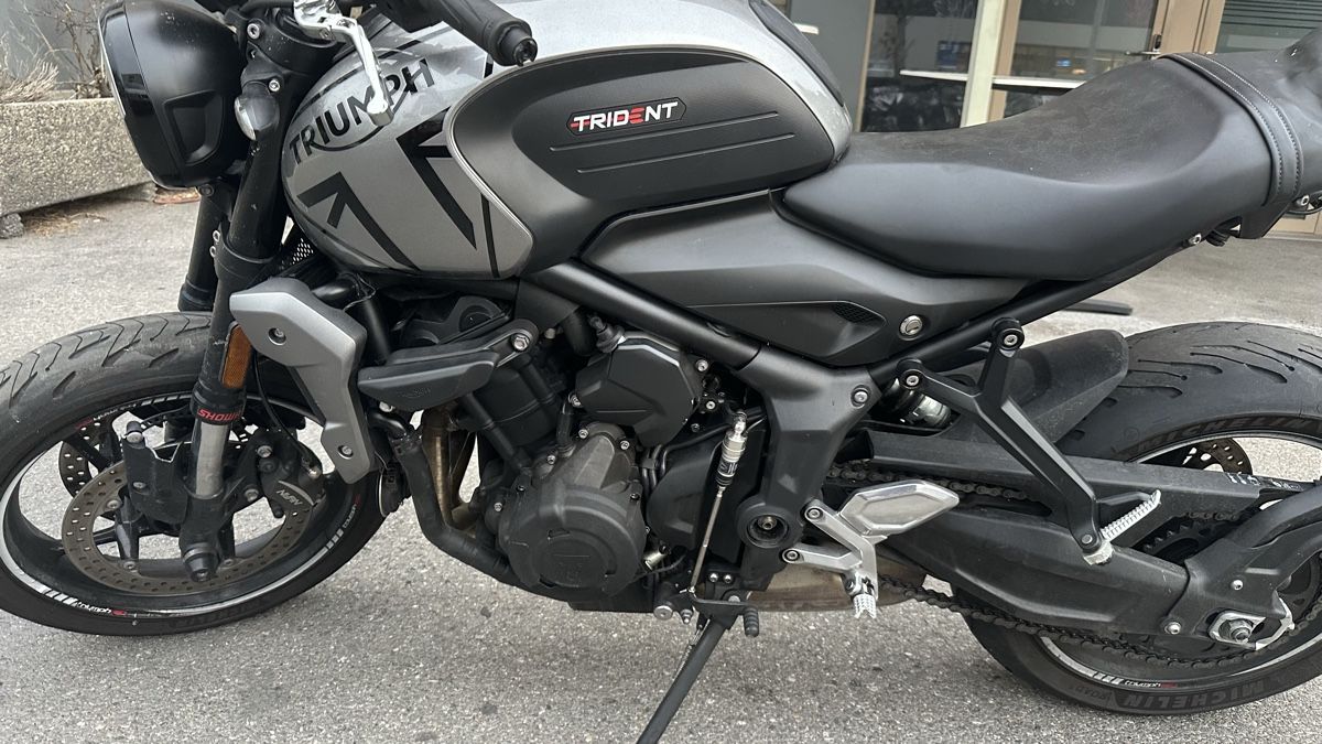 Triumph Strasse: Trimph Trident 660 ACCIDENTEE (2021) – Defekt aus Crissier von hadrien_lp 7