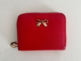 Rotes Portemonnaie mit Schleife