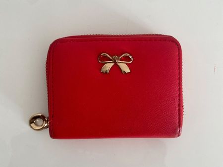 Rotes Portemonnaie mit Schleife