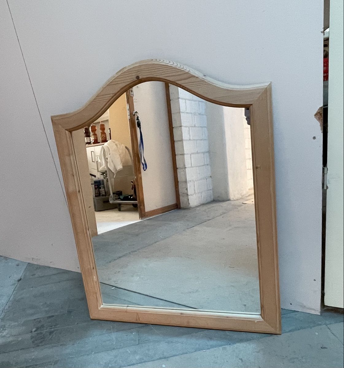 Miroirs: Schöner Holzspiegel mit Rundbogen – D'occasion à Sirnach par Schnuffel01