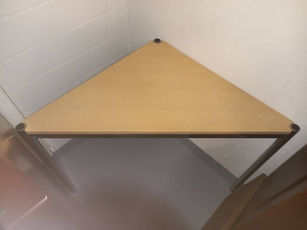 Tische: Dreiecktisch – Gebraucht aus Zürich von cla_mf9b