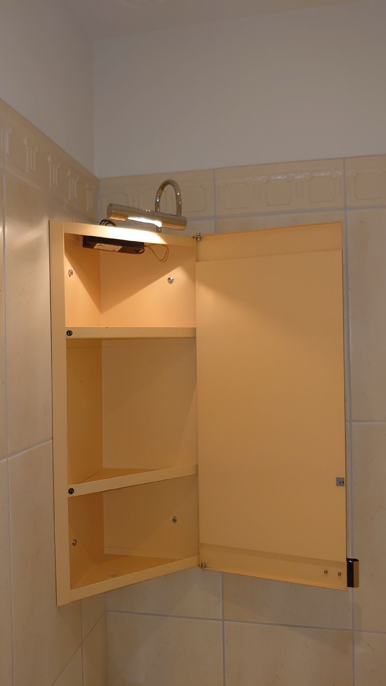 Armadietti a specchio: Eck-Spiegelschrank Badezimmer mit Beleuchtung – Usato da Pfäffikon SZ venduto da Wild0 1