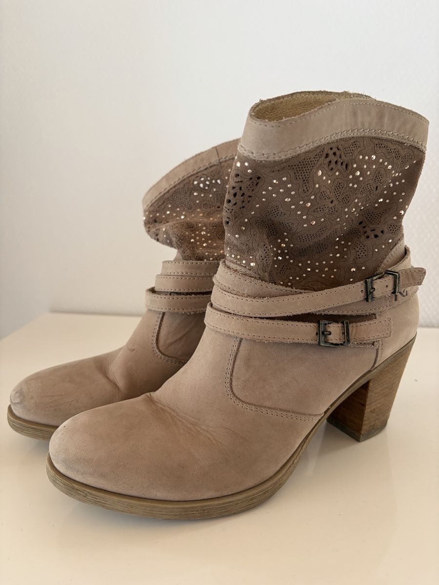 Scarpe da donna: Ankle Boots Nerogiardini Gr. 36 – Usato da Heiden venduto da Nikita073