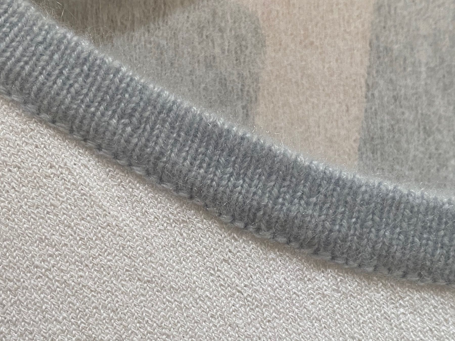 Top: Joli pull blanc avec motif. XS – Nuovo (secondo la descrizione) da Grund b. Gstaad venduto da PlageNeige 5