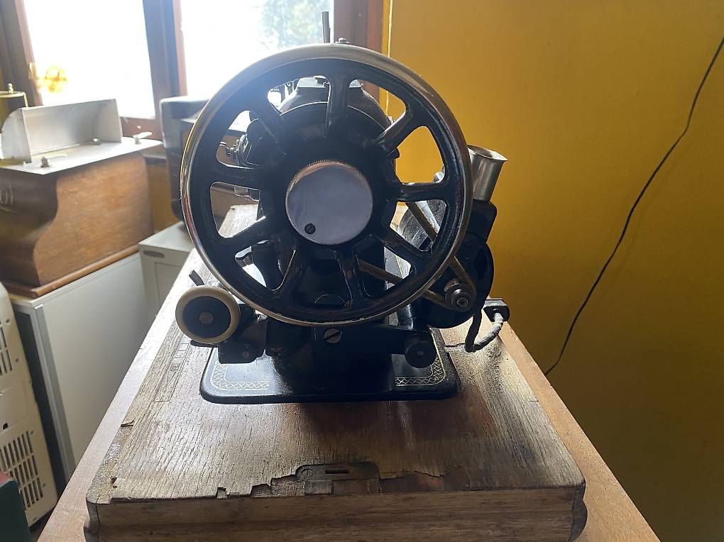 Macchine da cucire: Macchina cucire  – Usato da Agarone venduto da creativa1963 1