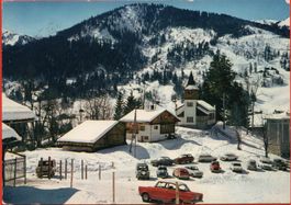 LES DIABLERETS Parkplatz mit Auto