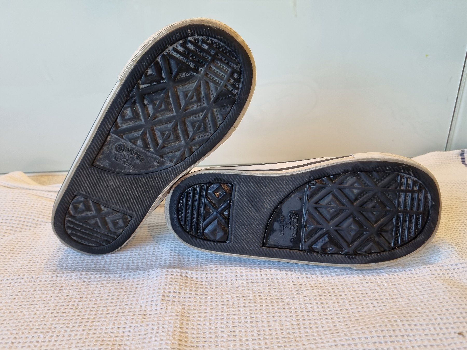 Converse Scarpe per ragazze: Converse Sneaker, weiss/glitzrig. Grösse 25 – Usato da Hinterkappelen venduto da Anbal 1