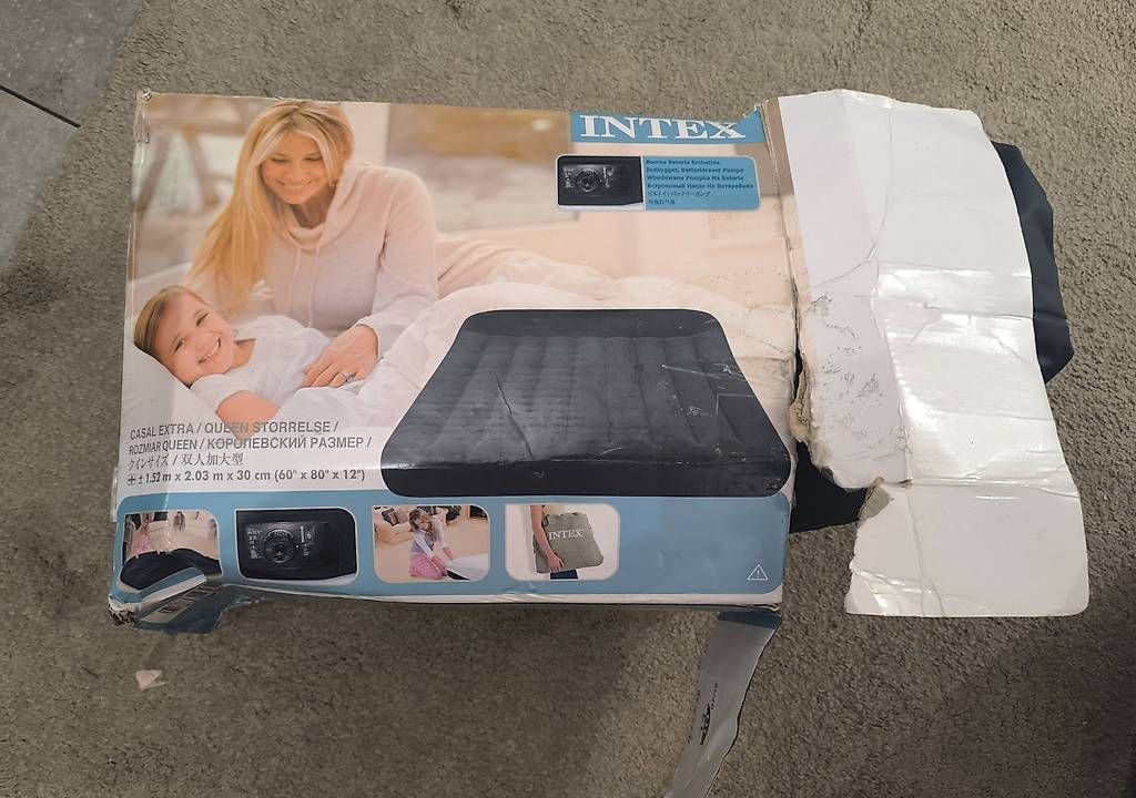 Letti: Aufblasbares Bett INTEX Queen mit eingebauter Pumpe. – Usato da Pully venduto da shulgin788 2