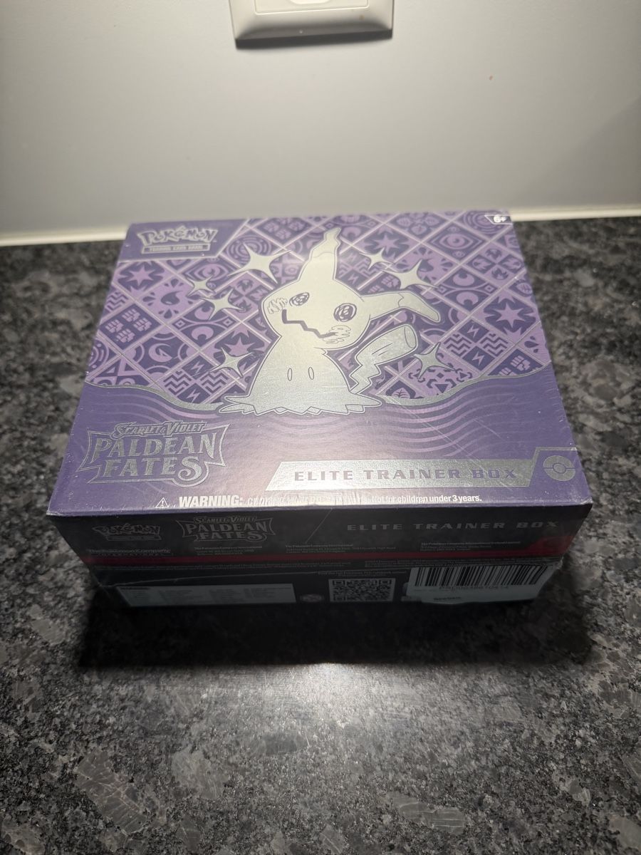 Cartoline: Pokémon Paldeas Schicksale Top-Trainer-Box – Nuovo (secondo la descrizione) da Solothurn venduto da Elysuma 2