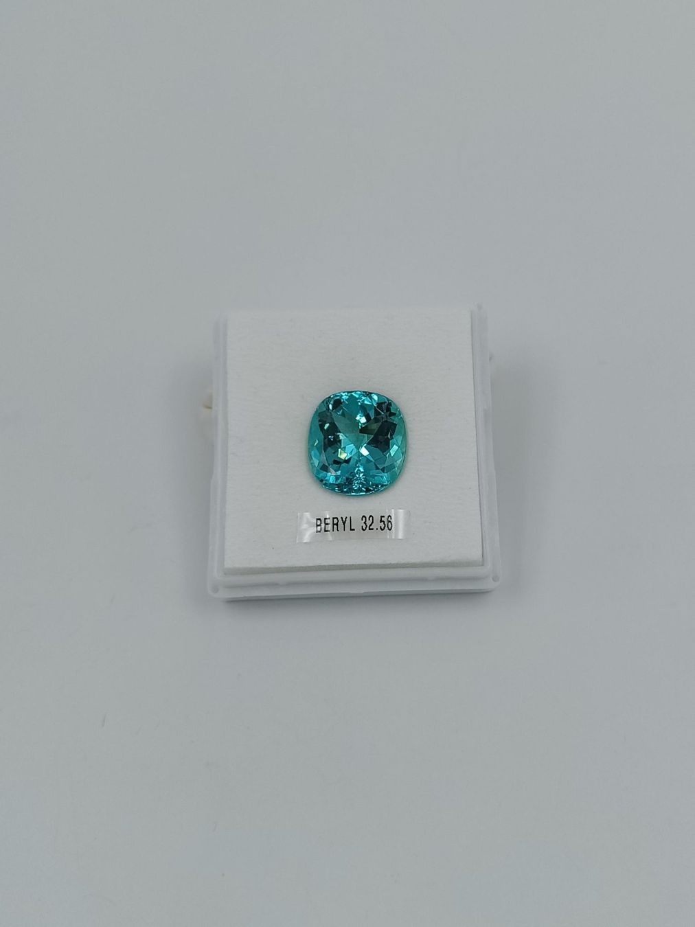 Pietre preziose: 1 AUSSERGEWÖHNLICH TÜRKISBLAUER BERYLL 32.56 CT. – Usato da Luzern venduto da EdiGem 3
