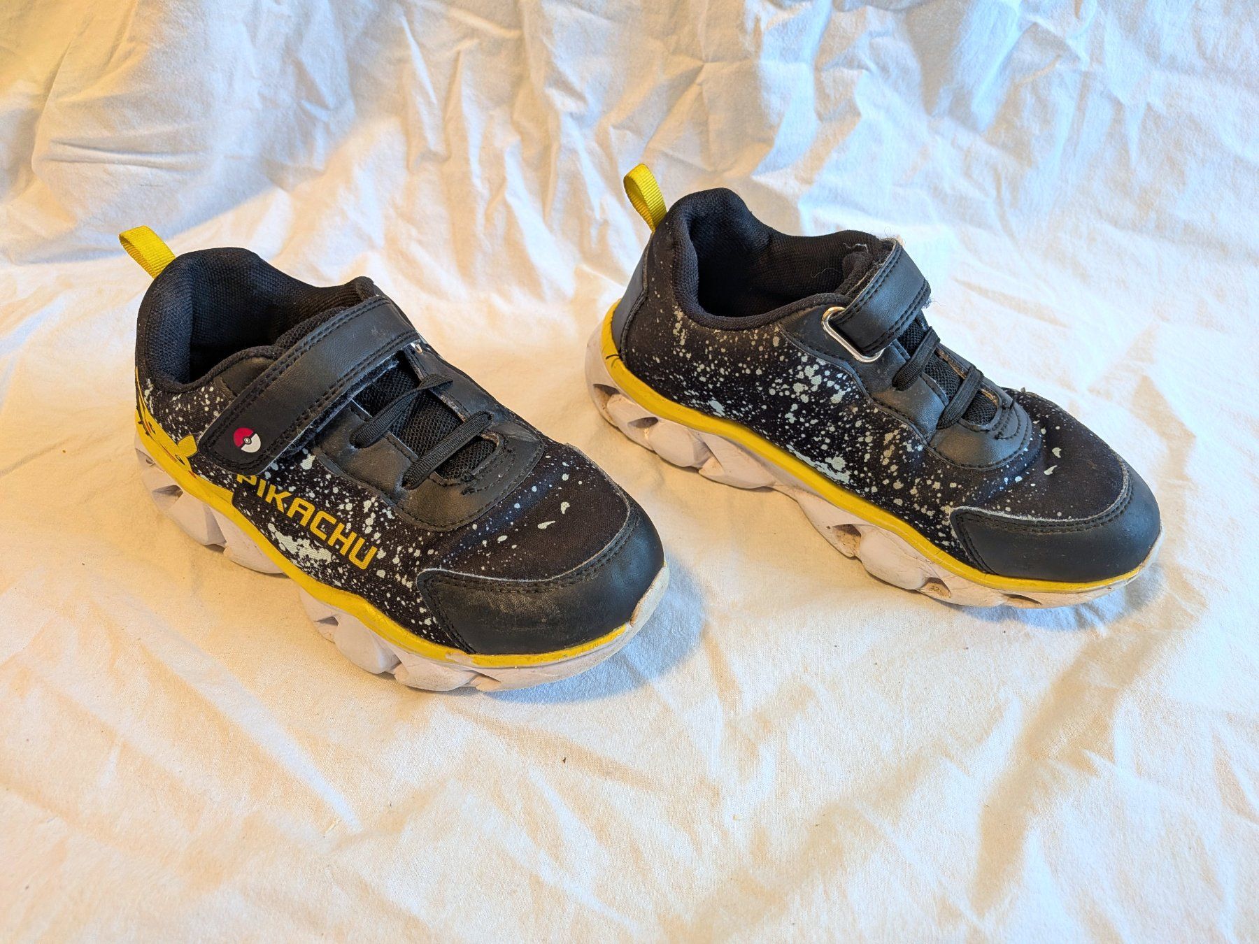 Scarpe per ragazzi: Pokémon Pikachu Sneaker Gr. 31-33 mit Licht – Usato da Winterthur venduto da in4matiker 1