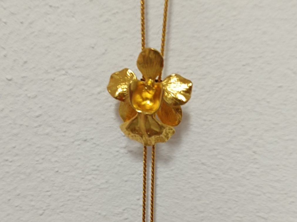 Catenine: COLLIER MOTIF ORCHIDEE (plaqué or) – Nuovo e nell'imballaggio originale da Sion venduto da andreina52