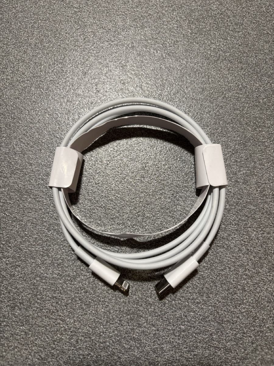 Apple Câbles: USB C auf Lightning Ladekabel – Neuf avec emballage d'origine à Wileroltigen par NilsWinkelmann