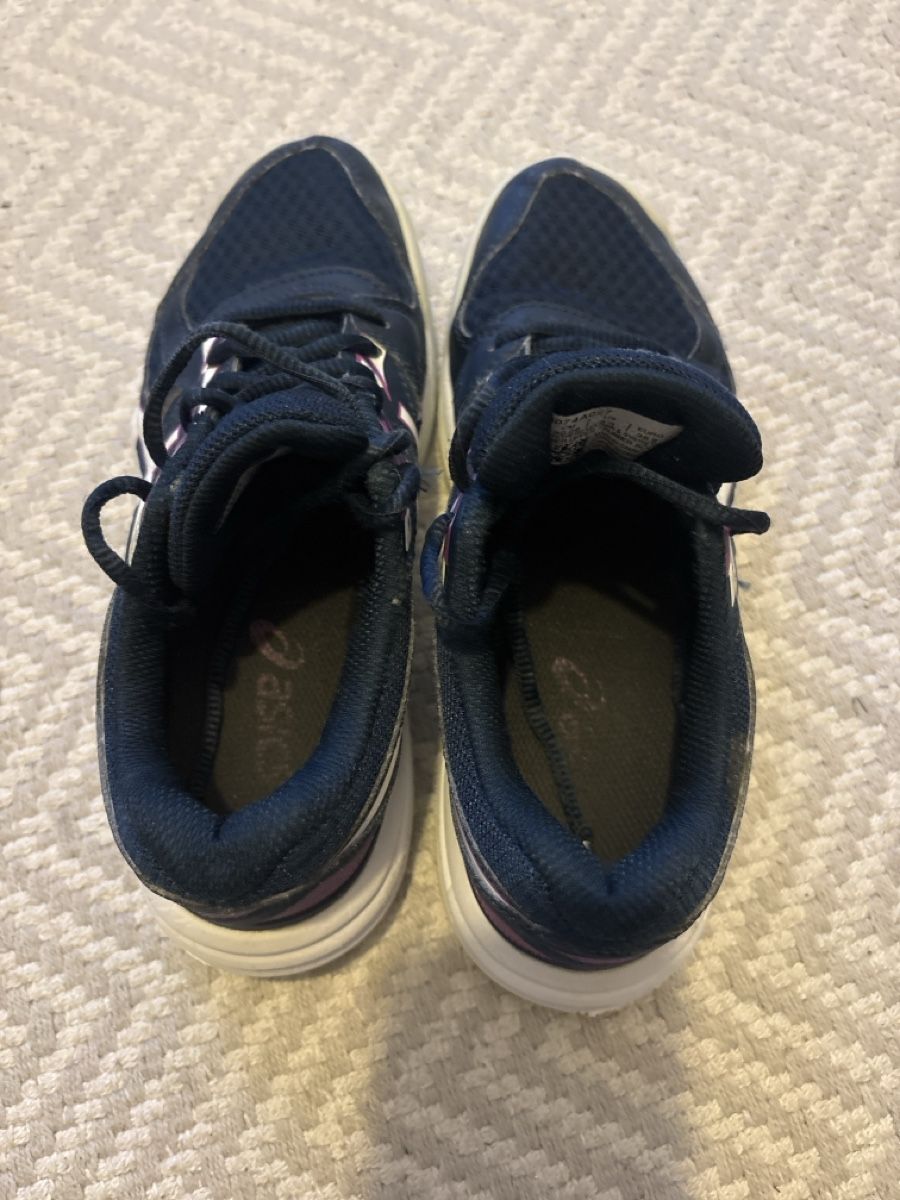 Asics Schuhe für Mädchen: Asics Hallenschuhe 35.5 – Gebraucht aus Zürich von K.St. 2