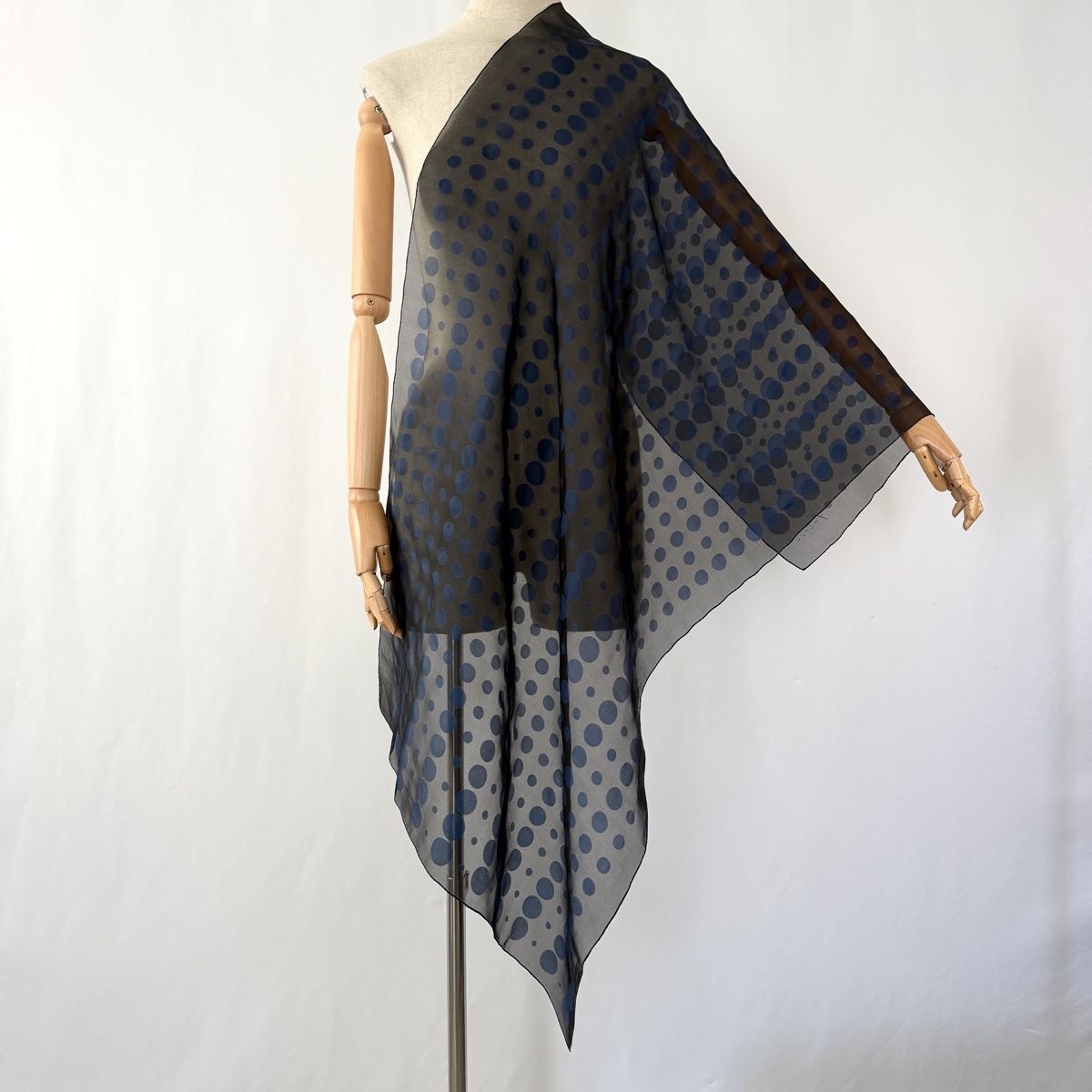 Fabric Frontline Foulard & Sciarpe: FABRIC FRONTLINE New Silk Scarf – Nuovo (secondo la descrizione) da Freienbach venduto da Avviivva_Shop 1