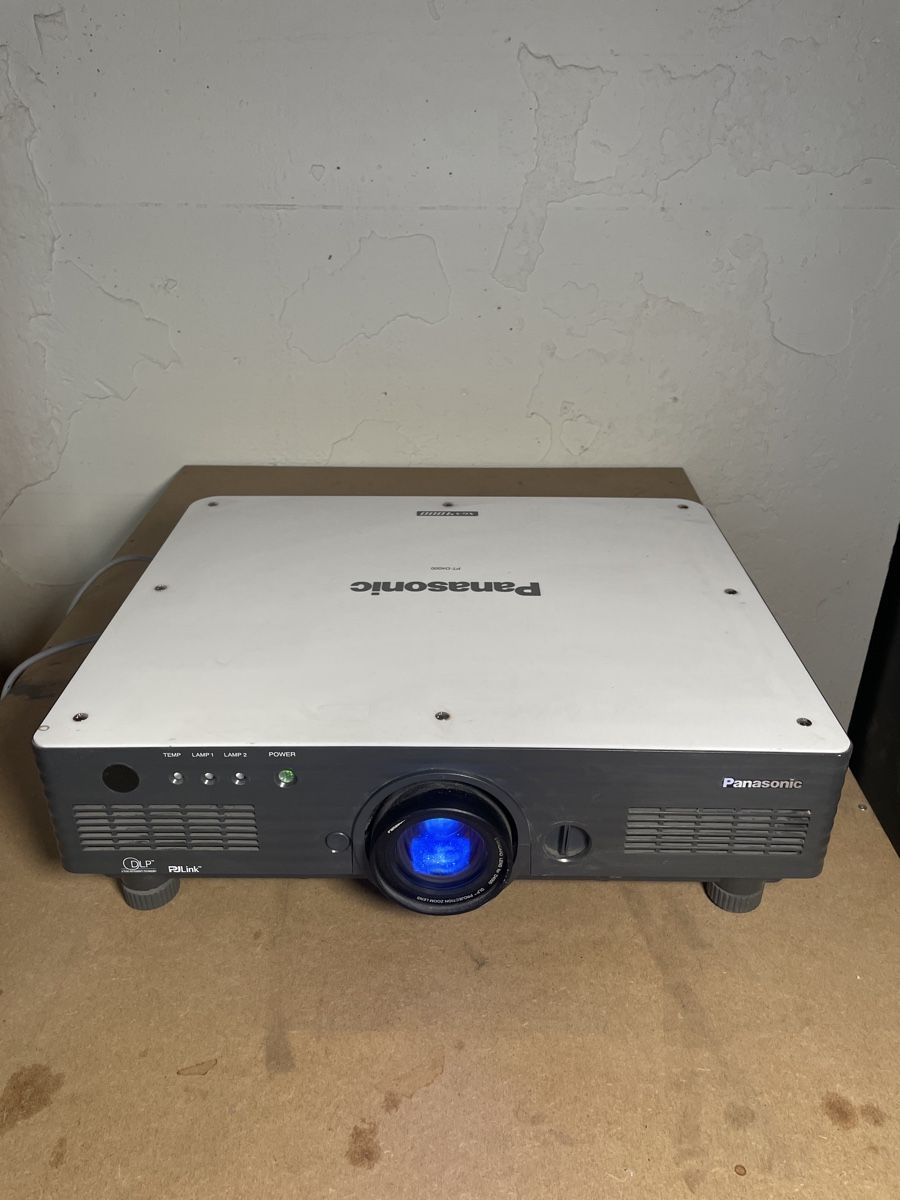 Panasonic Proiettori: Beamer Panasonic PT-D4000 XGA 4000 – Usato da Fribourg venduto da JohnB4