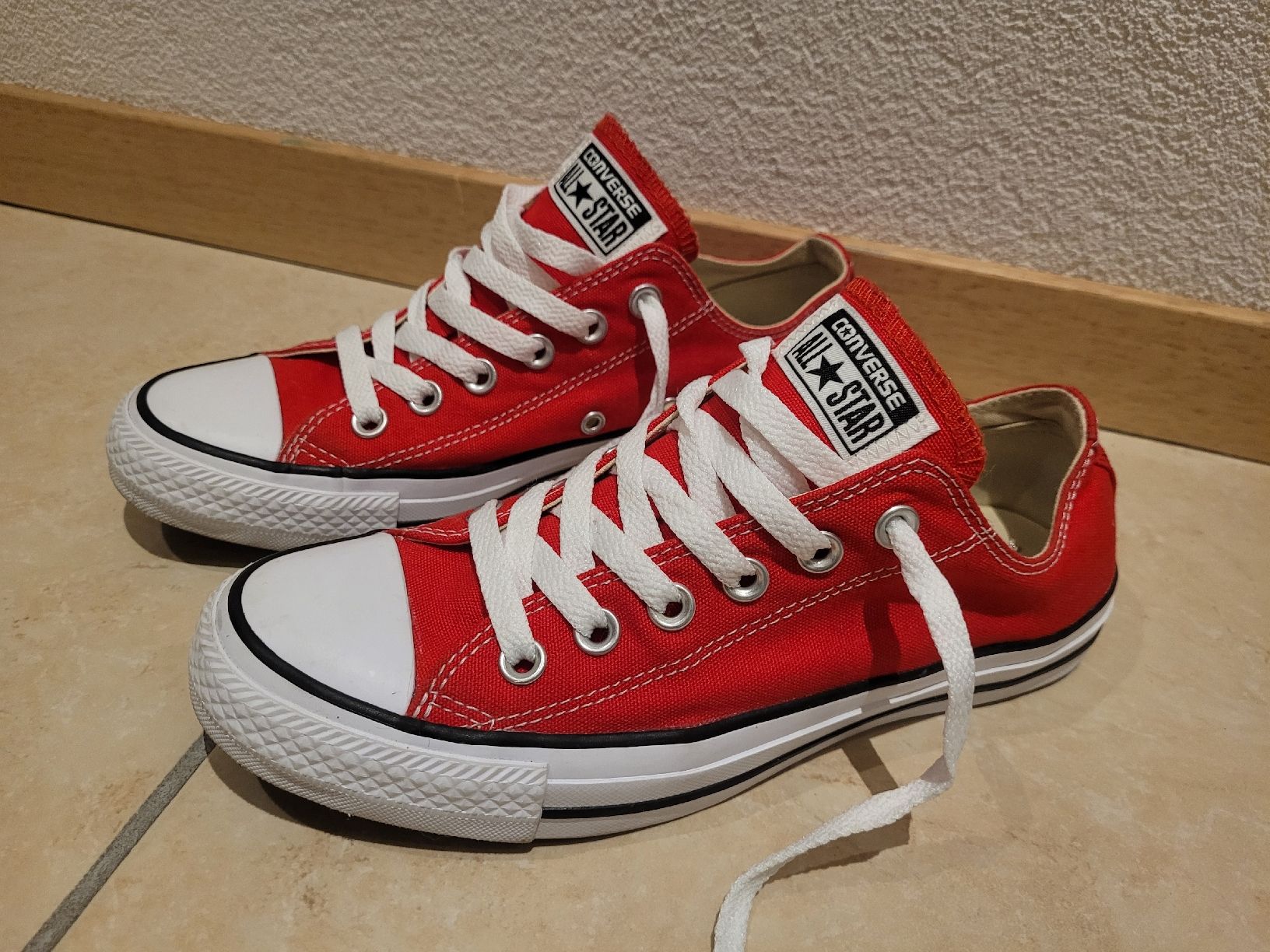 Converse Scarpe da uomo: Converse Rouges nr.38 – Usato da Courtaman venduto da Bluejazz