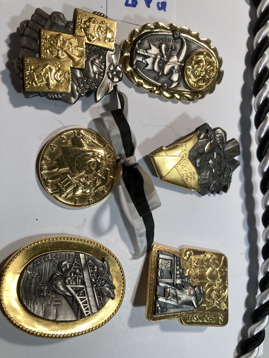 Basler Plaketten & Abzeichen: Basler Fasnachtsblaggedden Gold – Gebraucht aus Schneisingen von Drehdreher 1
