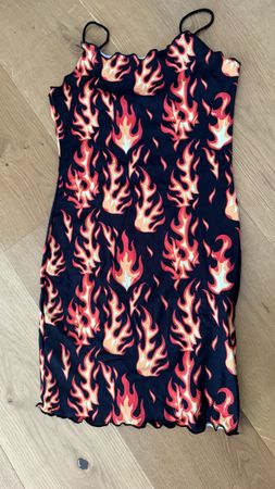 Kleid schwarz mit Flammenmuster Spaghettiträger kurz