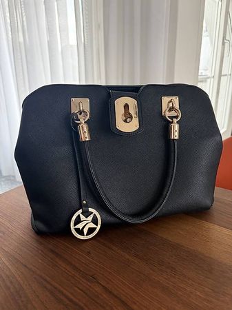 Elegante schwarze Handtasche mit goldenen Details 