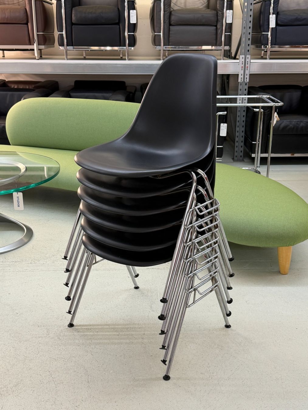 Vitra Sedie: Vitra Eames DSS 6er Set ab 1.- Schwarz – Usato da Zürich venduto da Simsala-bim