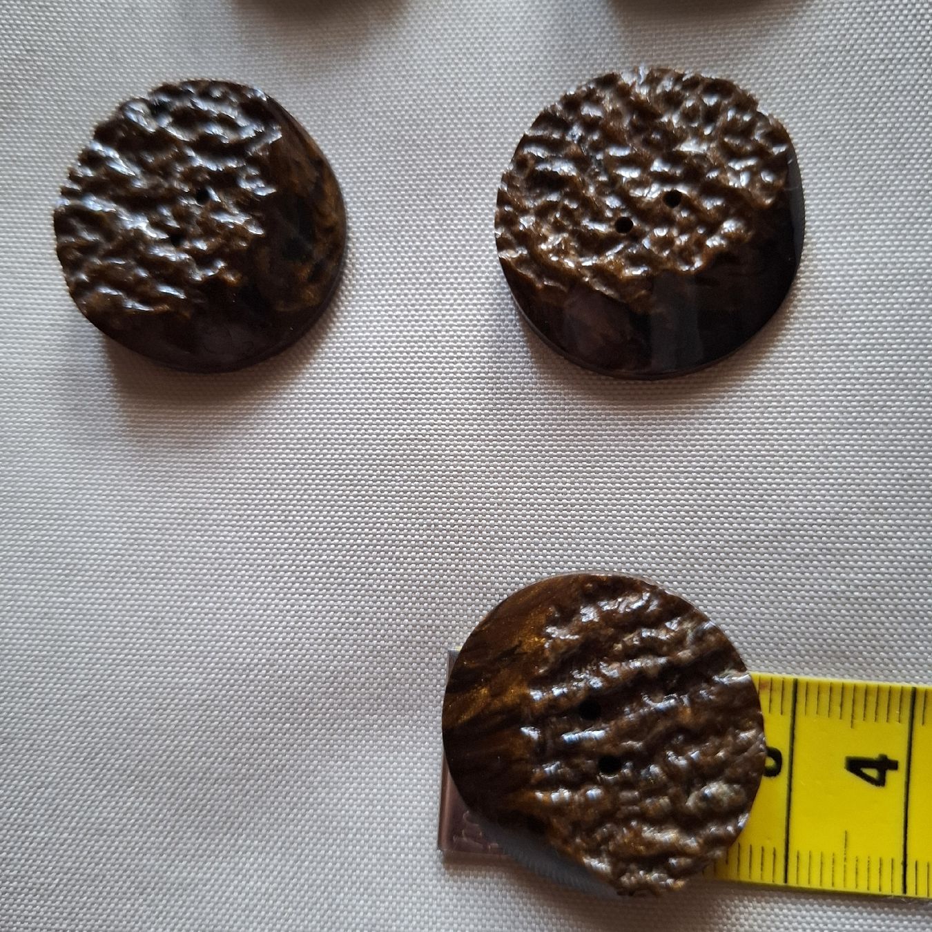 Bottoni: 5 Stück Knöpfe, Holzoptik, 28 mm. – Usato da Dietikon venduto da Hirschkopf 4