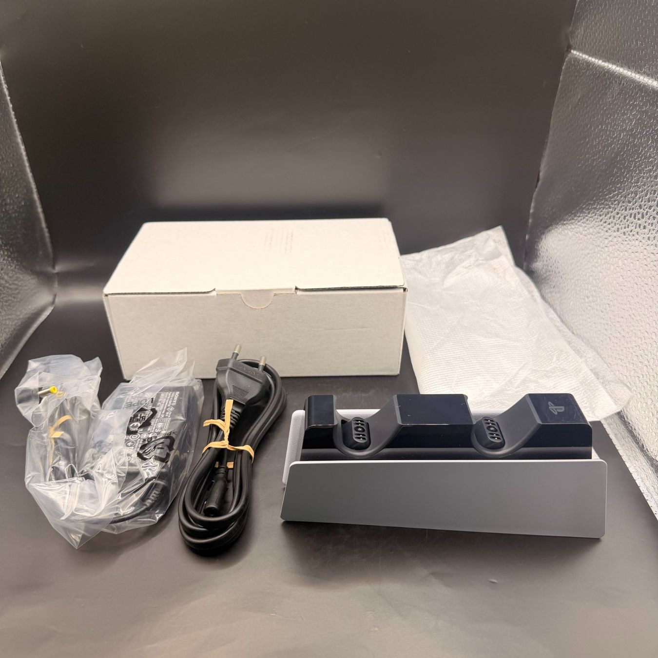 Sony Adattatori & Cavi: Sony PlayStation 5 DualSense Ladestation – Nuovo e nell'imballaggio originale da Düdingen venduto da Nerdworld