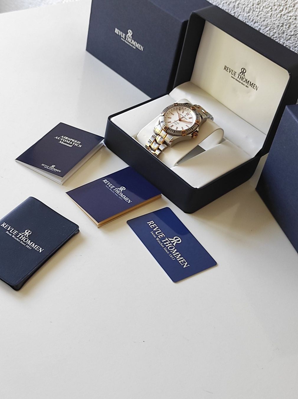 Revue Thommen Orologi: Revue - Thommen Airspeed auto. Pointerdate, neu mit Papieren – Nuovo e nell'imballaggio originale da Grenchen venduto da elibethma 1