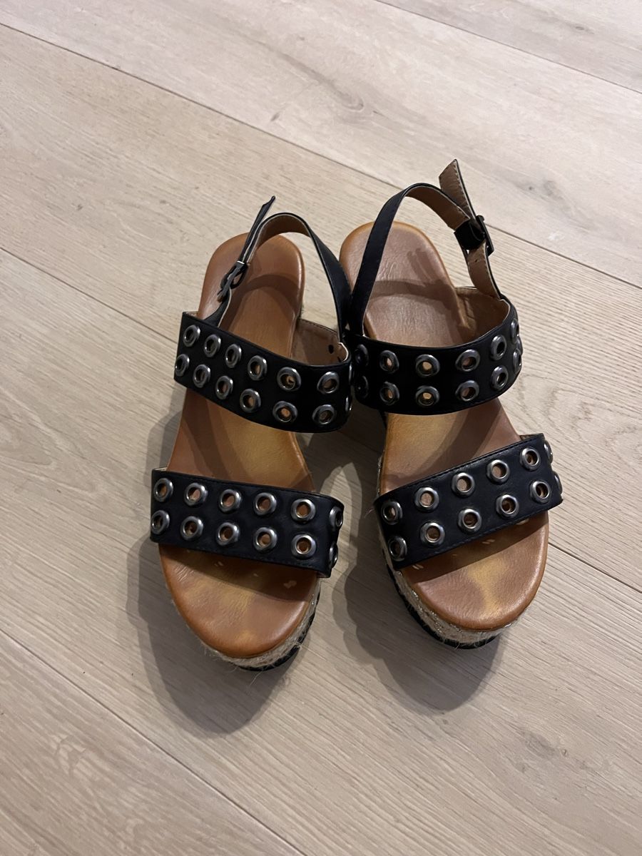 Scarpe da donna: Schwarze Nieten Keilsandalen Gr. 36.5 – Usato da Dübendorf venduto da Mayeh 1