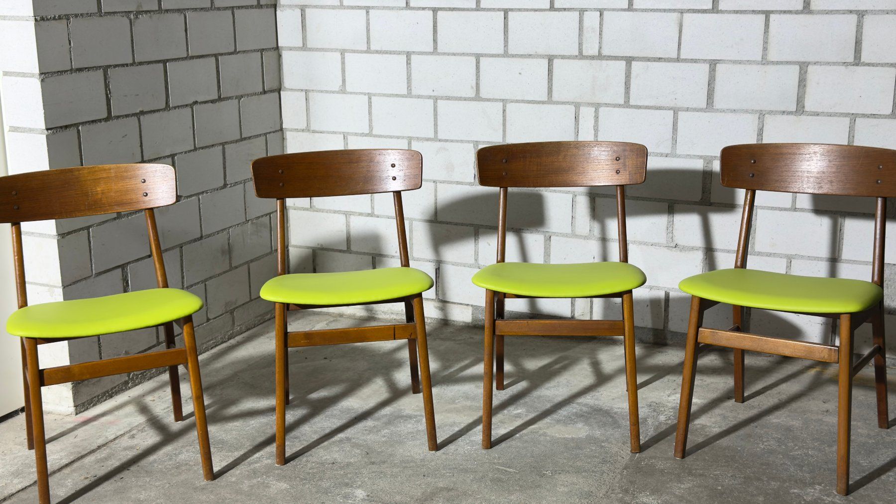Sedie: Set aus vier Mid-Century-Modern-Esszimmerstühlen – Usato da Zürich venduto da Hedwig-steig 5