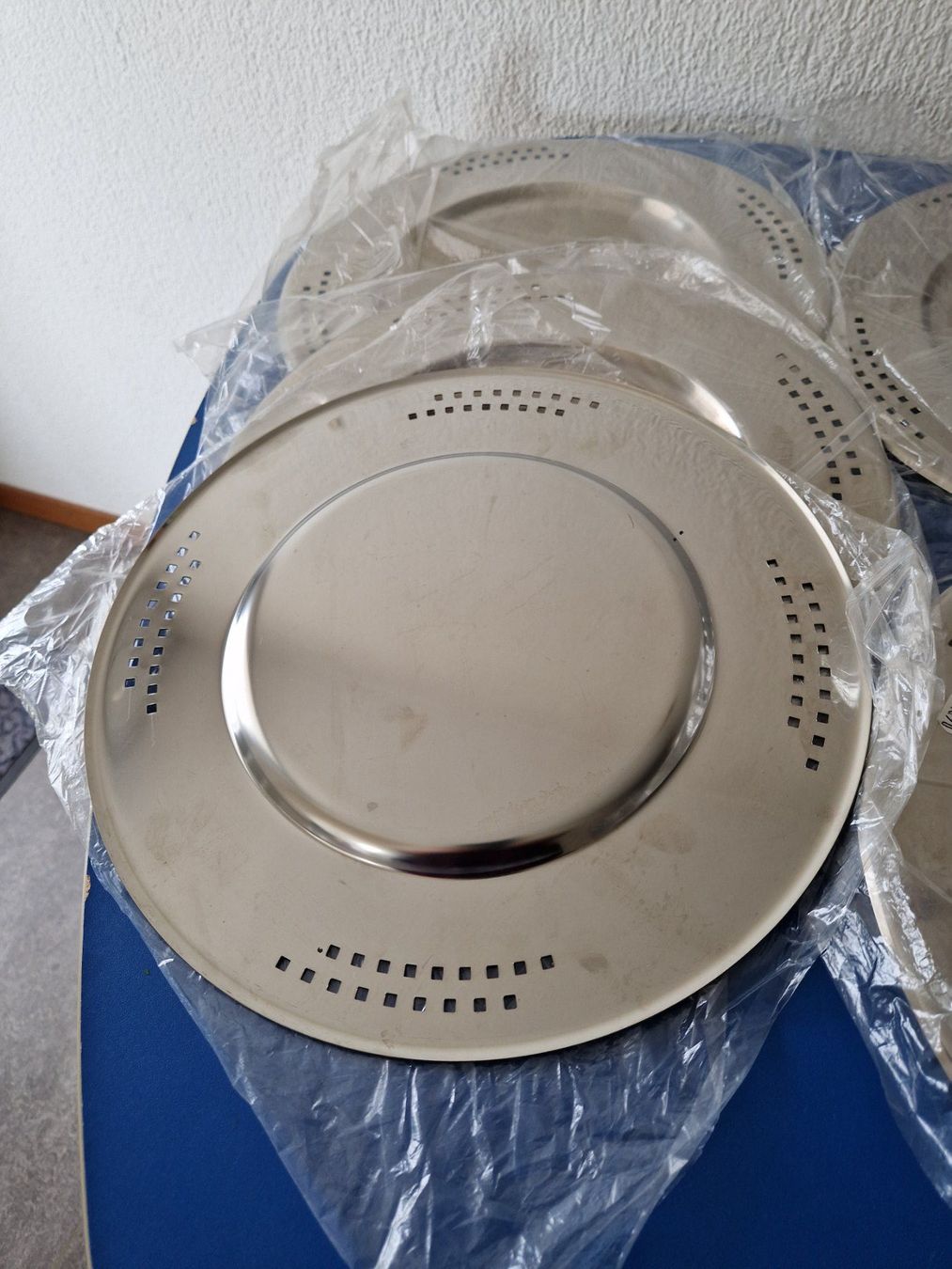 Plateaux: 6 Stk. neue silberfarbene Platten/Teller – Neuf avec emballage d'origine à Münchenbuchsee par Aare22 2