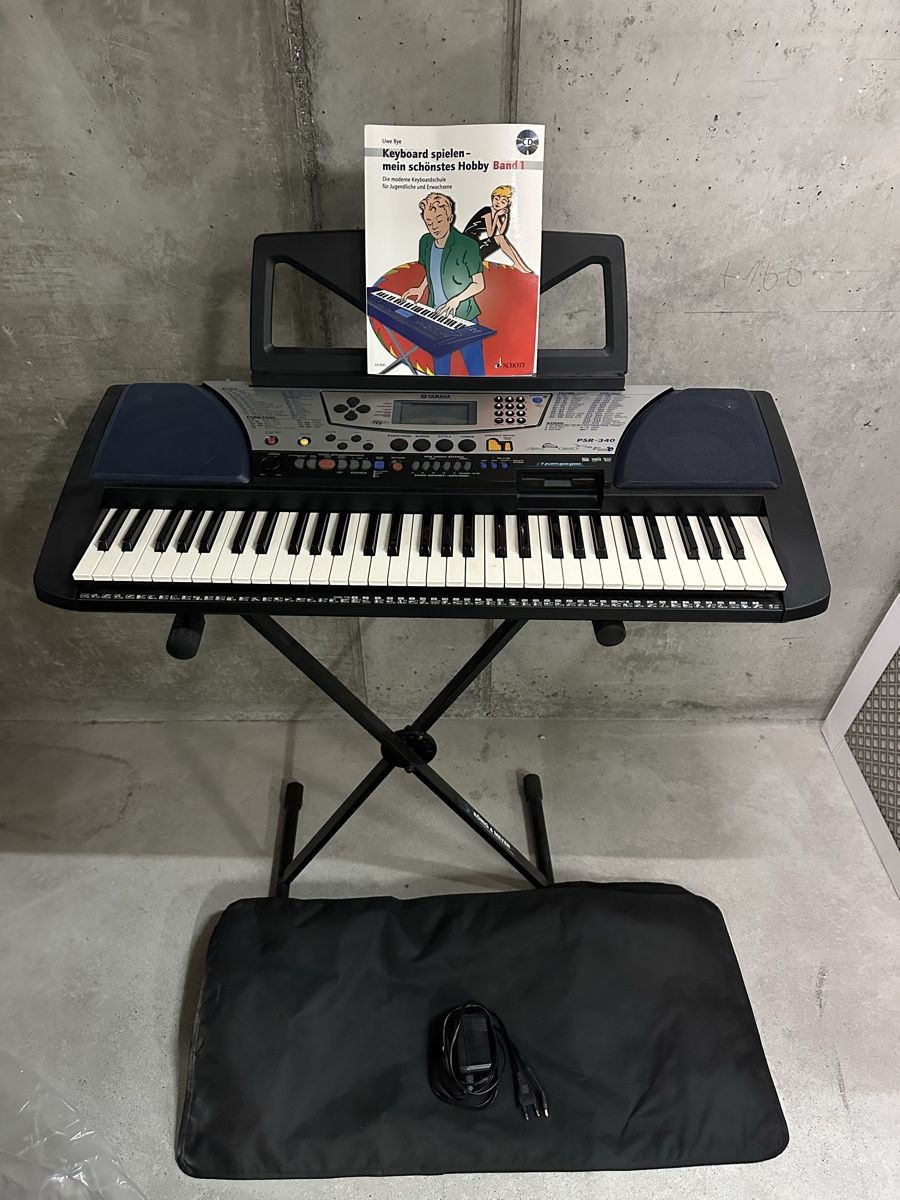 Yamaha Strumenti musicali: Keyboard Yamaha PSR-340 mit Ständer und Buch – Usato da Chur venduto da Sim7000