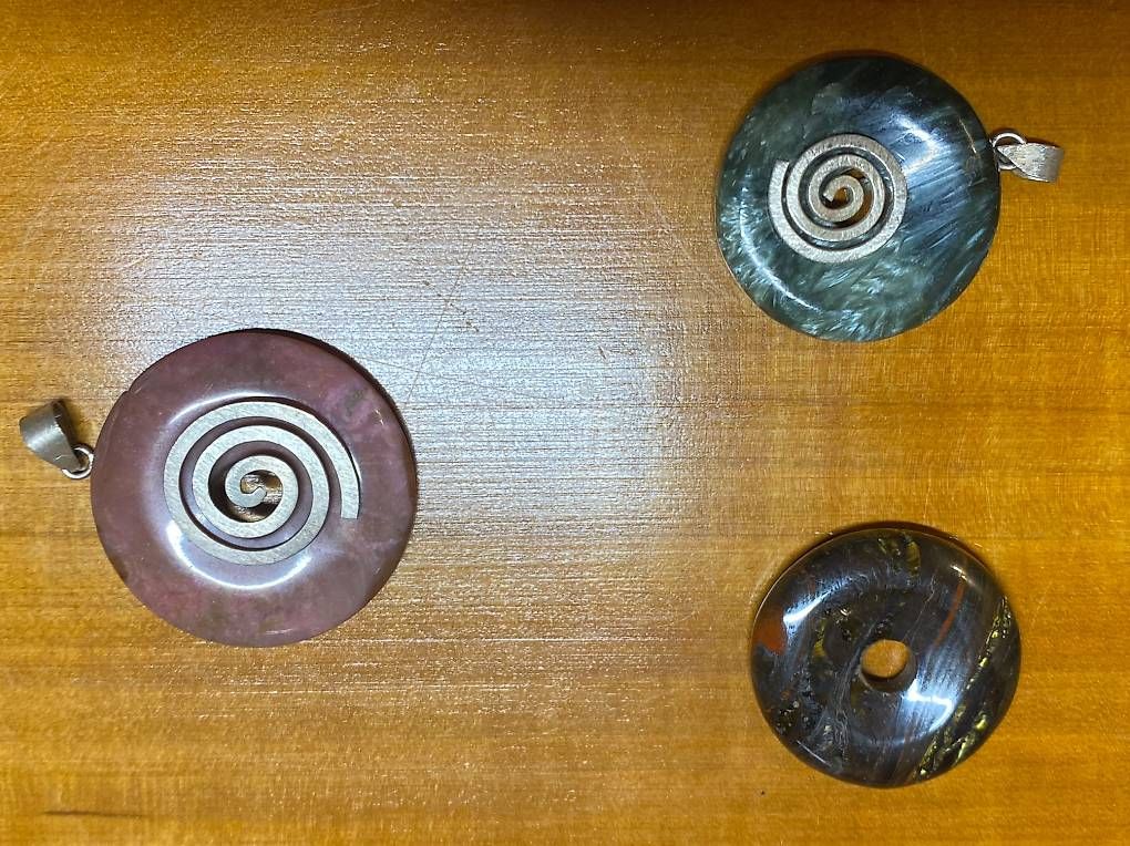 Anhänger: Halb Edelsteine mit Silberrspirale – Gebraucht aus Pratteln von WandaMomo2012