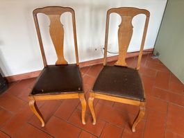 Zwei Holzstühle zum Restaurieren