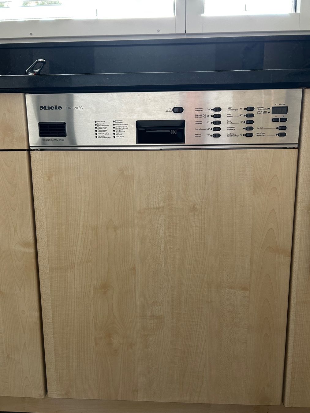 Cuisines complètes: Küche mit Granit & Miele Geräten – D'occasion à Walchwil par off_8gb2 7