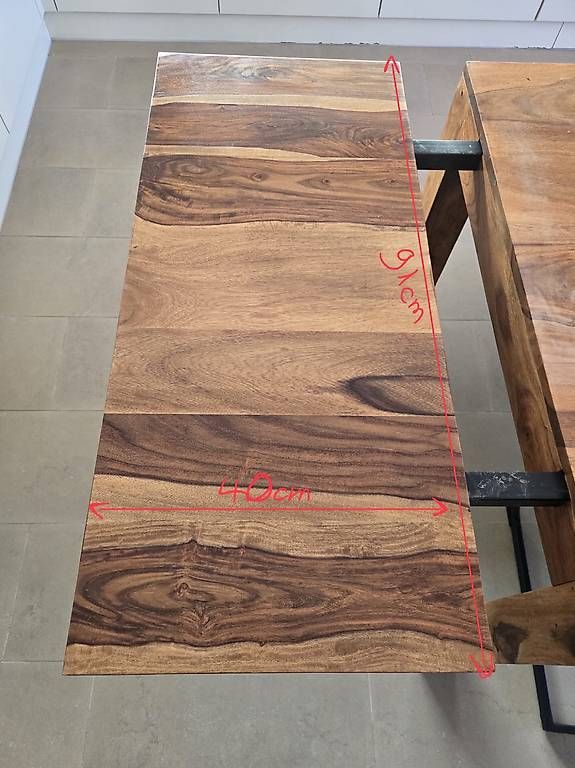 Set di tavolo e panche: Table en bois massif avec six chaises – Usato da Fribourg venduto da Maya.p85 1
