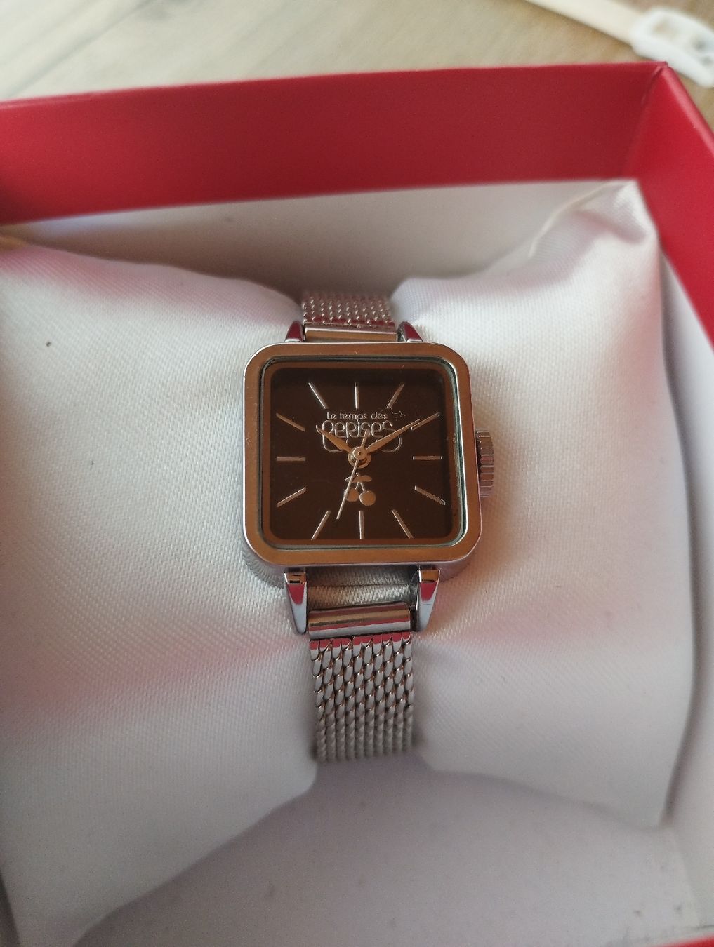 Orologi: watch le temps des cerises – Nuovo (secondo la descrizione) da St-Aubin-Sauges venduto da Sonia-Ka