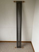 CD-Rack aus Stahlblech und Holz