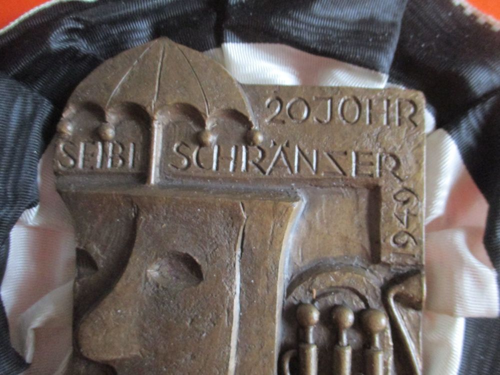 Plakette Basel, 20 Jahre Seibi Schränzer (Gebraucht) in Birsfelden für ...