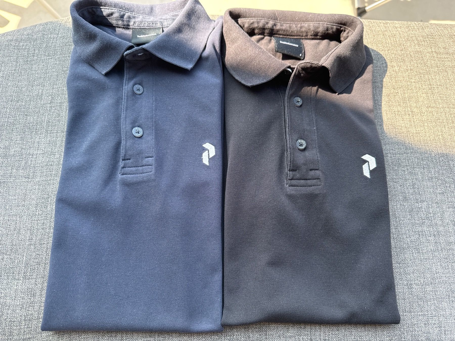 Peak Performance Kleiderpakete: 2x Poloshirts Gr. S Dunkelblau & Schwarz Peak Performance – Gebraucht aus Winterthur von britsi