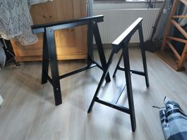2 schwarze Ikea Holzböckli, Malerbock