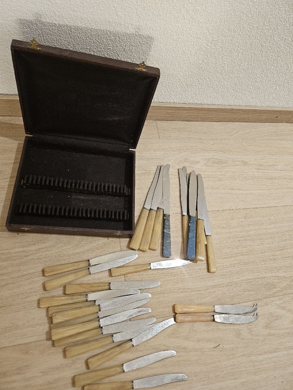 Posate: Couteaux vintage avec coffret – Usato da La Joux FR venduto da car_ck96