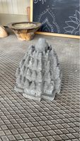 Dekorative Tempelskulptur aus Lavastein