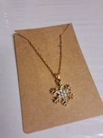 Goldfarbige Halskette mit Schneeflocken Anhänger