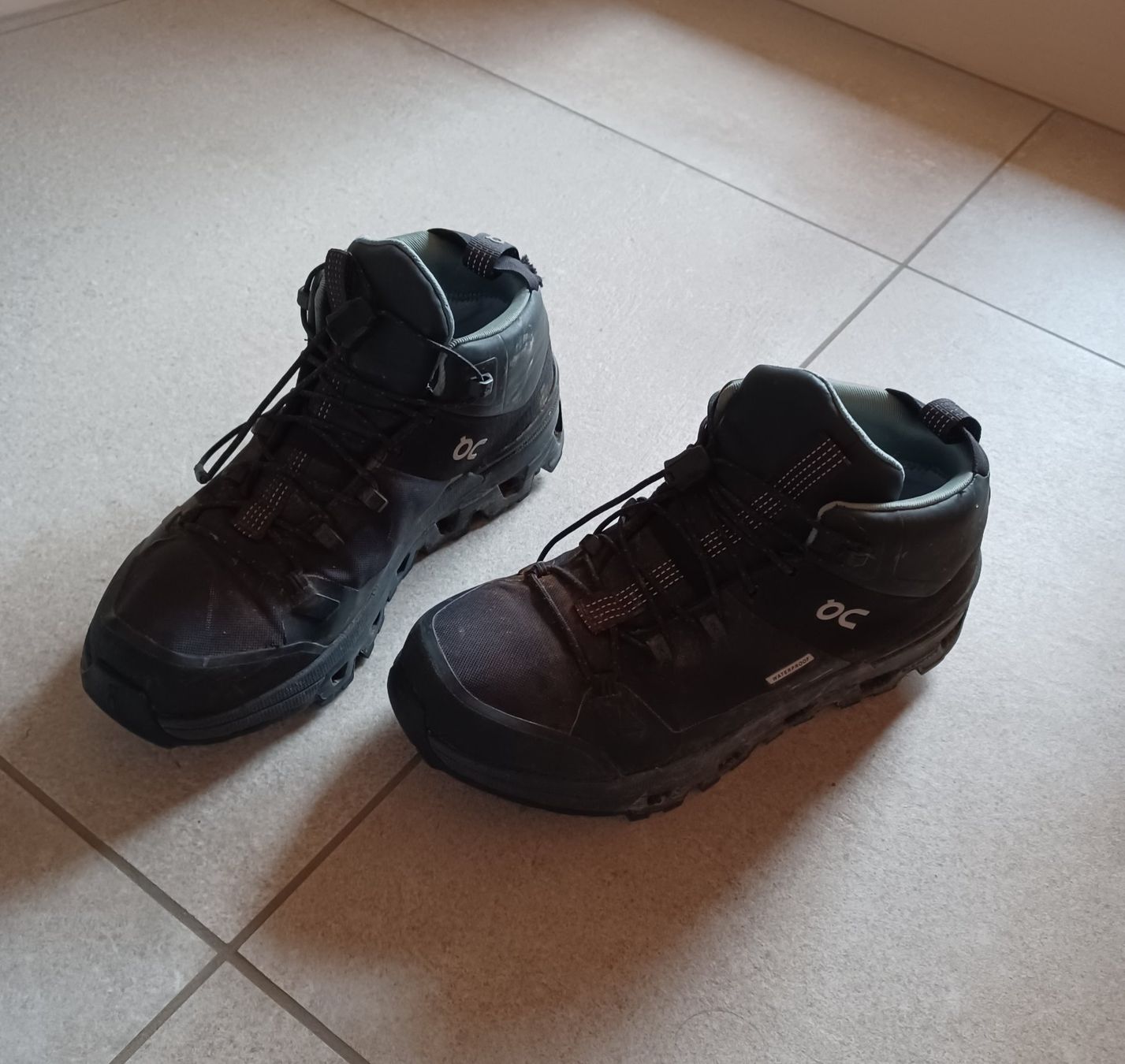 On Scarpe da donna: Wanderschuhe ON Waterproof schwarz – Usato da Oberhelfenschwil venduto da Whoopie1974