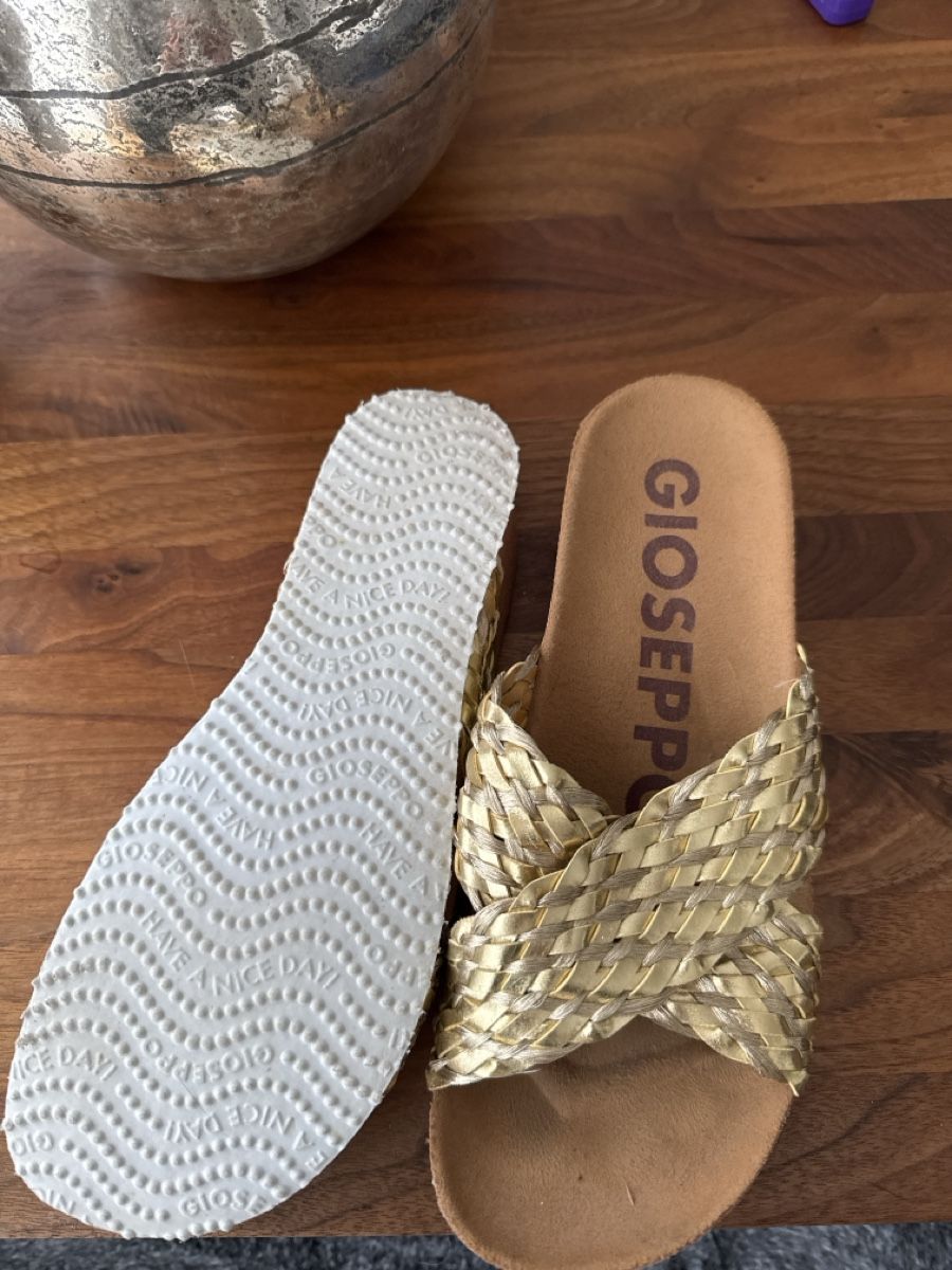 Scarpe da donna: Hausschuh von Gioseppo Gr 39 – Nuovo (secondo la descrizione) da Embrach venduto da Dmoney 1