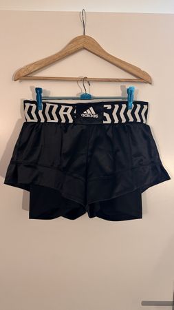 Adidas Shorts Damen Gr. M Schwarz Sommerliche Sportshorts