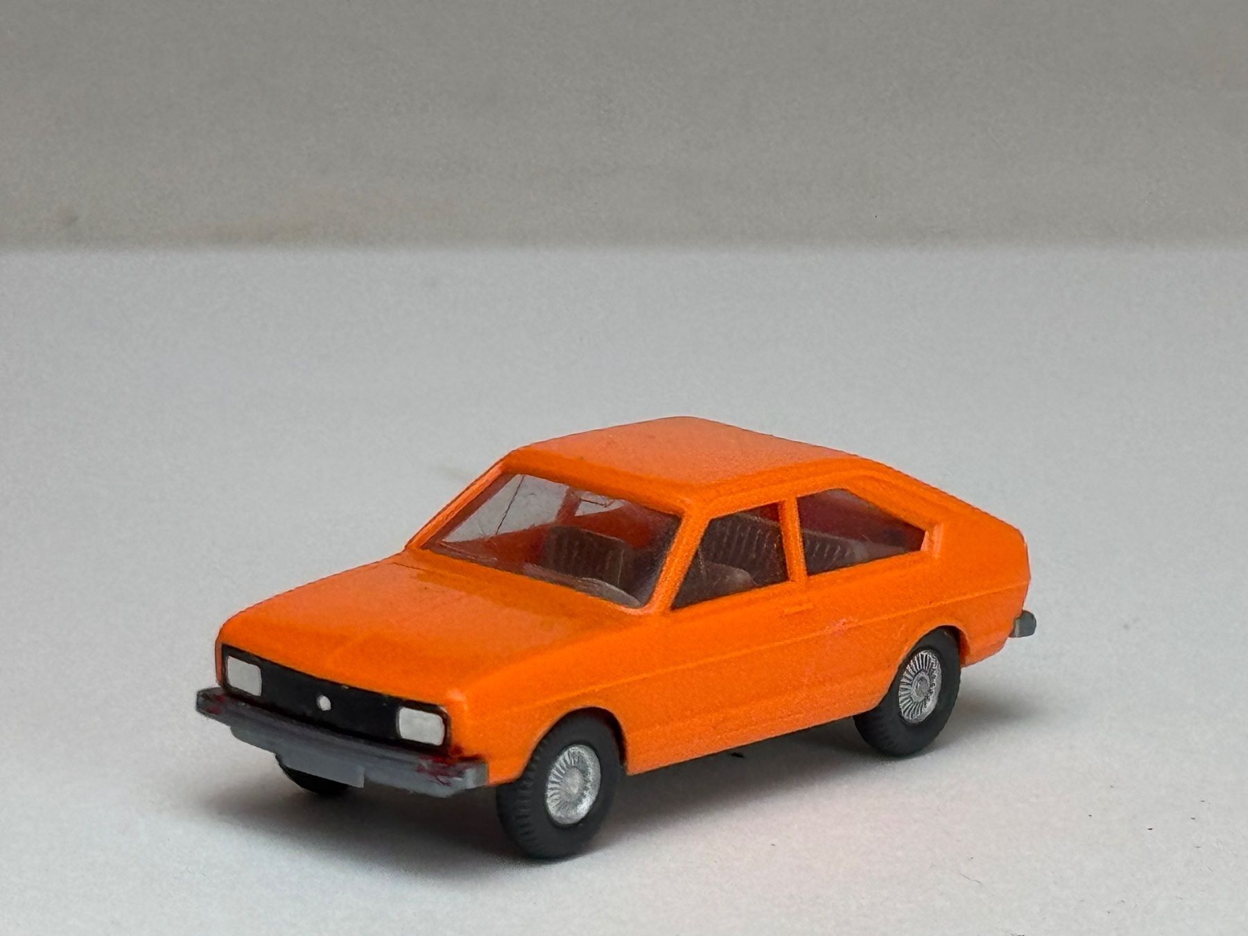 Wiking Modellini d'auto: GB3-  Wiking VW Passat rotorange Foliengrill – Usato da Elm venduto da Wikmtz