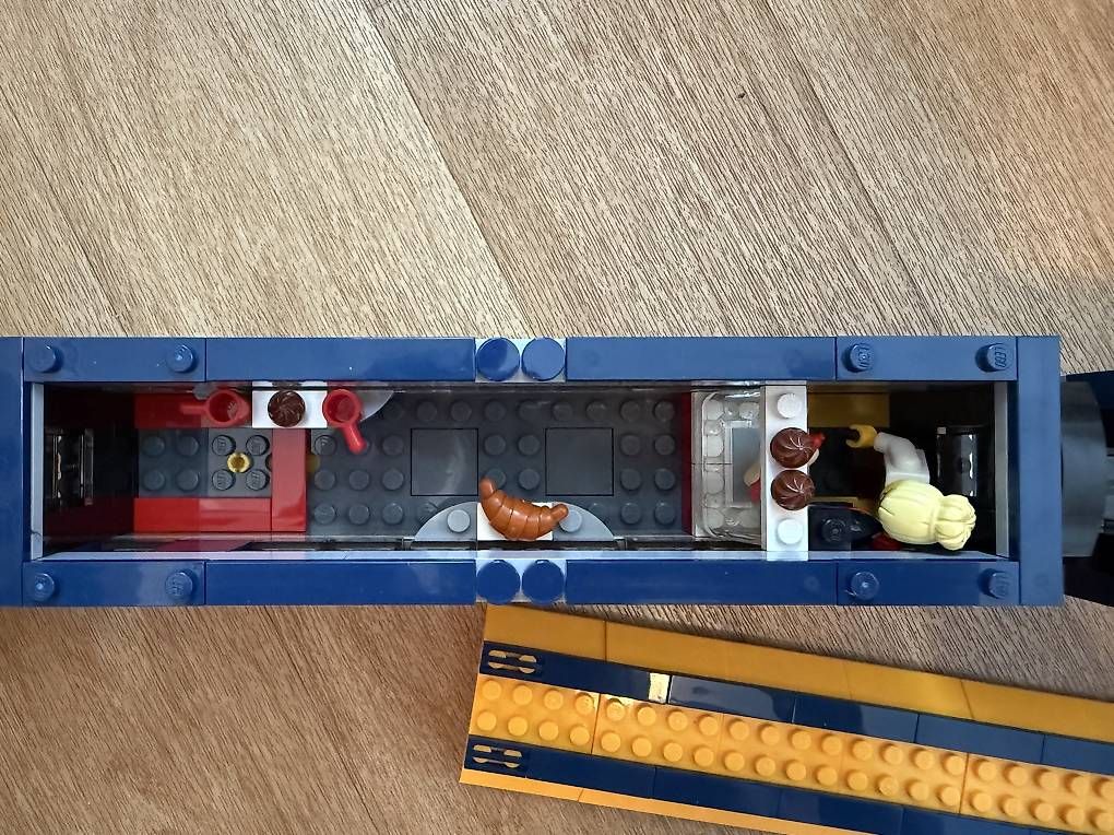 Kit di costruzioni: Vendo lego treno passeggeri  – Usato da Lostallo venduto da Berenike 4